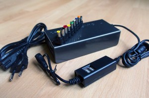Universal 19V Notebook Adapter 90W mit USB-Hub Lieferumfang