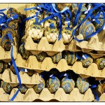 Weihnachtskugeln und Ostereier