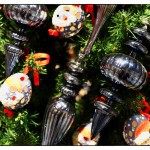 Weihnachtskugeln und Ostereier