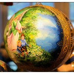 Weihnachtskugeln und Ostereier