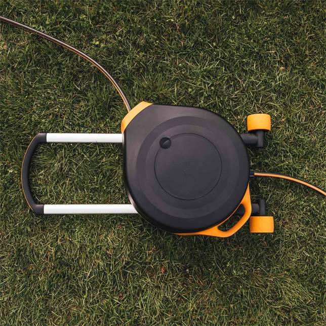 Werbung | Fiskars Schlauchaufroller Waterwheel XL – 360° Drehung für die Blumen