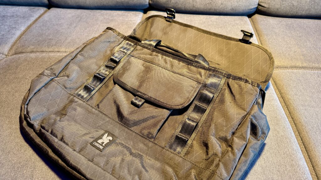 Midtown 20L Messenger