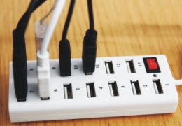 Werbung | USB-Hub mit 13 USB 2.0 Anschlüssen zum Ein- und Ausschalten
